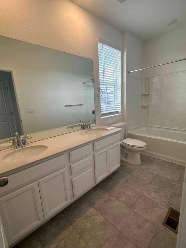 Building Photo - 5392 Euclid Dr