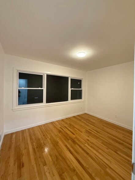 Building Photo - 476 Willow Rd W