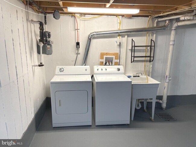 Building Photo - 7132 Parkview Ave