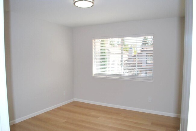 Building Photo - Updated Detached Home in Gated Fleur Du Mo...