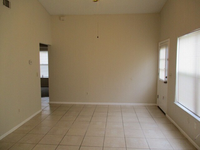 Building Photo - Condo in Chelsea Square, Kissimmee