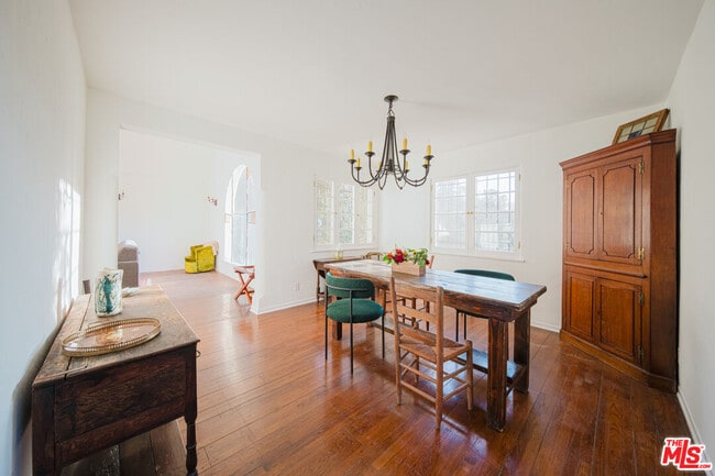 Building Photo - 3015 Beachwood Dr