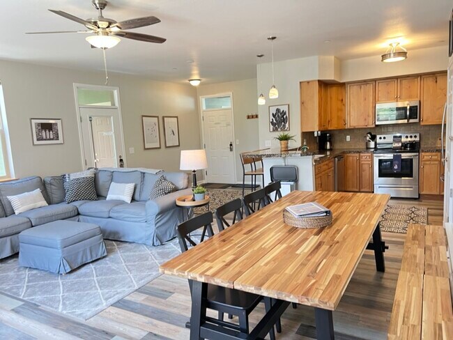 Primary Photo - 115 Spinner St