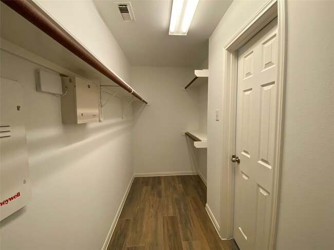 Building Photo - 21615 Rose Mill Dr