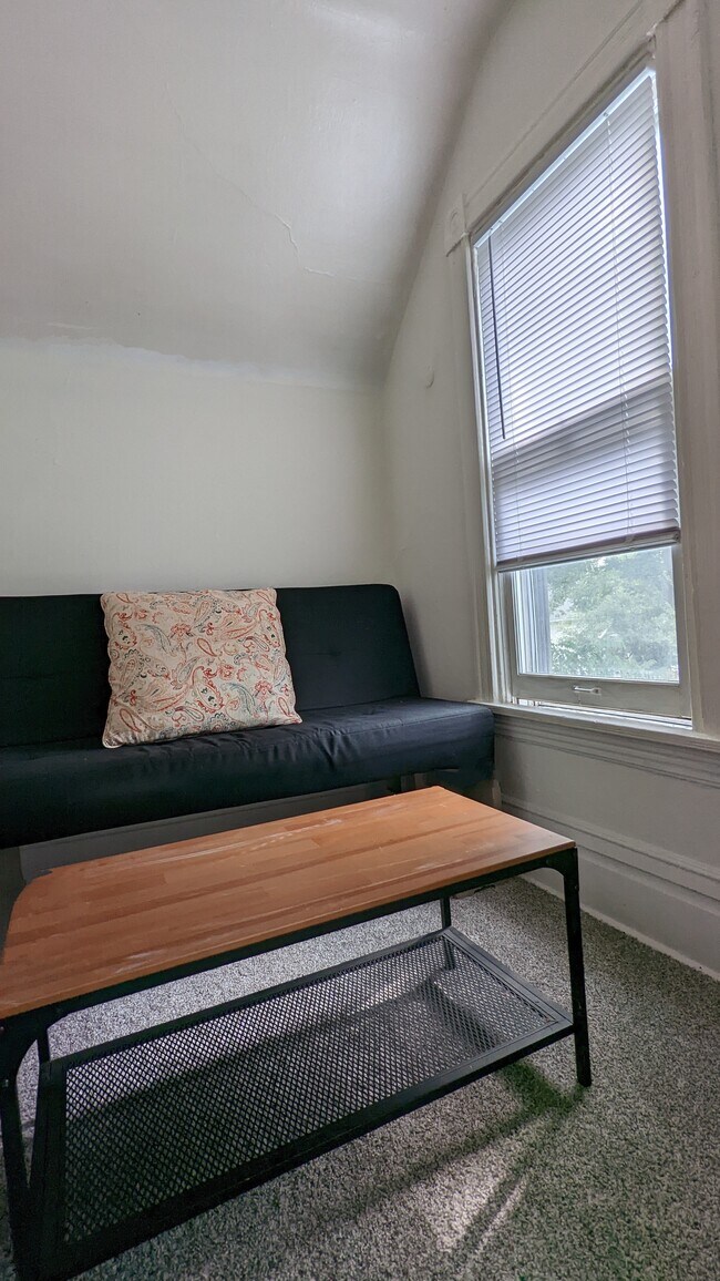 Building Photo - 609 Van Buren Ave