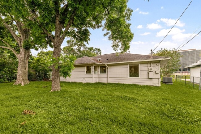 Building Photo - 5127 Maple St