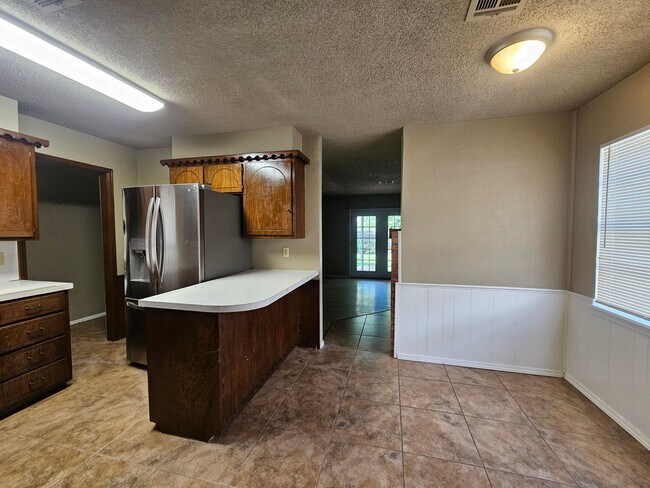 Building Photo - (3) Bed/(2) Bath Near Schools and Shopping! Avail NOW!
