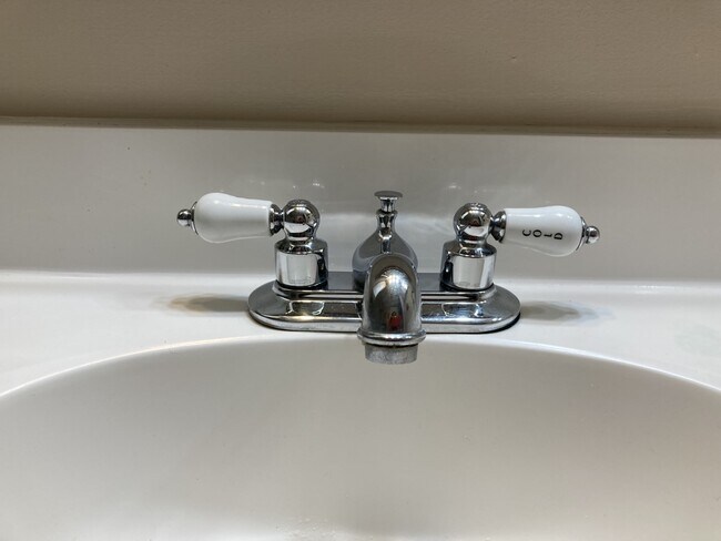 Building Photo - 1618 Thrush Ter