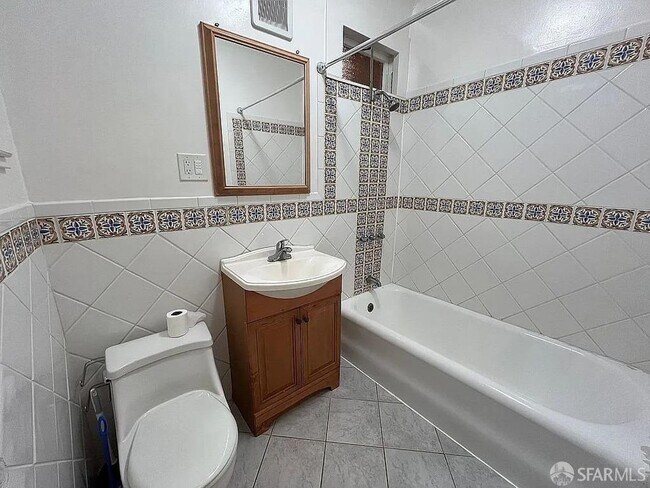 Building Photo - Quintessential, charming Russian Hill stud...