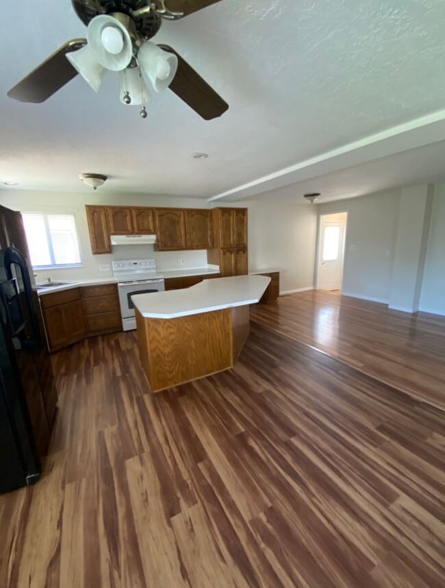 Building Photo - Spacious 4 Bed, 2 Bath Home in Quiet Roy Neighborhood with Fenced Yard!