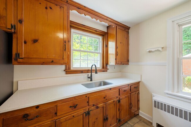 Building Photo - Beautiful 2 Bedroom Corner Lot of Park Ave! ***Available Late June 2026***
