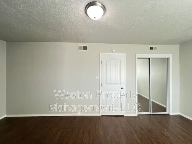 Building Photo - 1402 Bill Carrol Dr