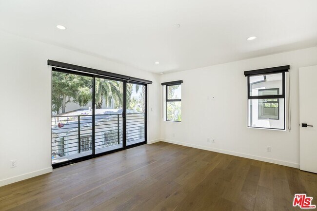 Building Photo - 538 Vernon Ave