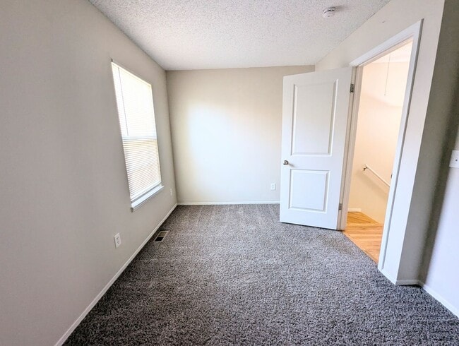 Building Photo - 2 Bedroom in Great Location