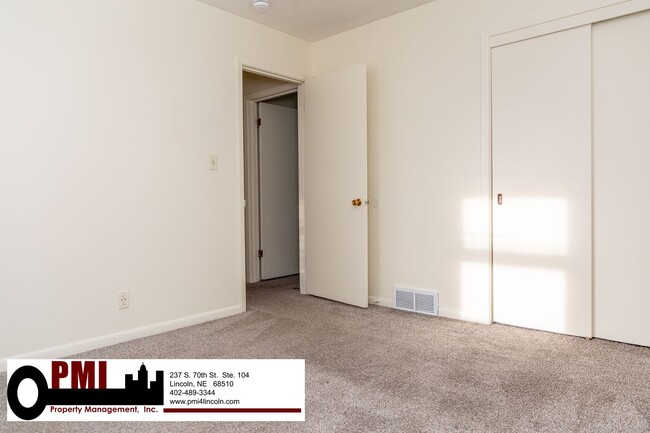 Building Photo - 2 Bedroom, 1 Bathroom House for Rent; Avai...