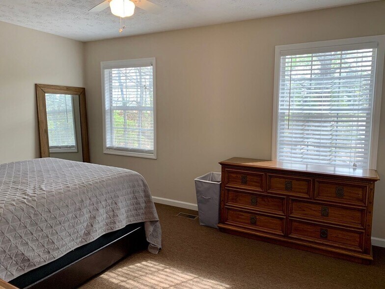 Building Photo - Shelton Park Townhome