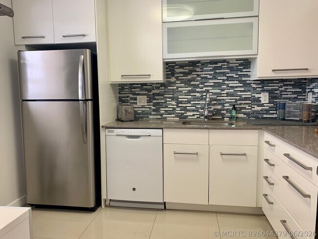 Building Photo - 2500 Fiore Way