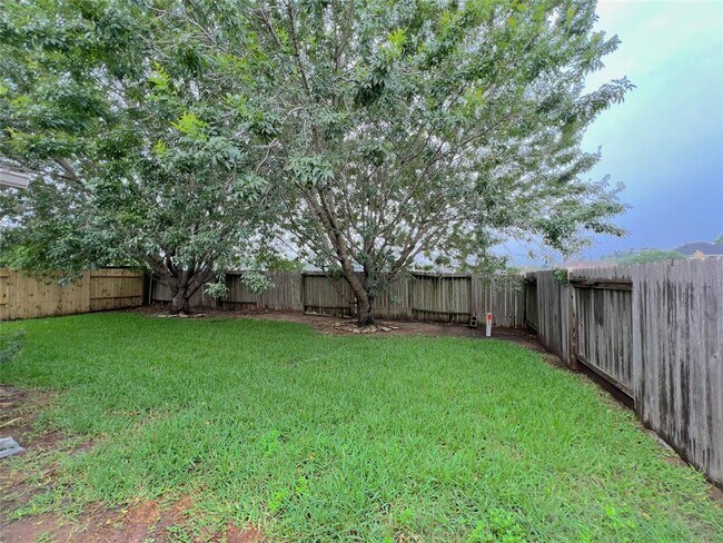 Building Photo - 24027 Floragate Dr