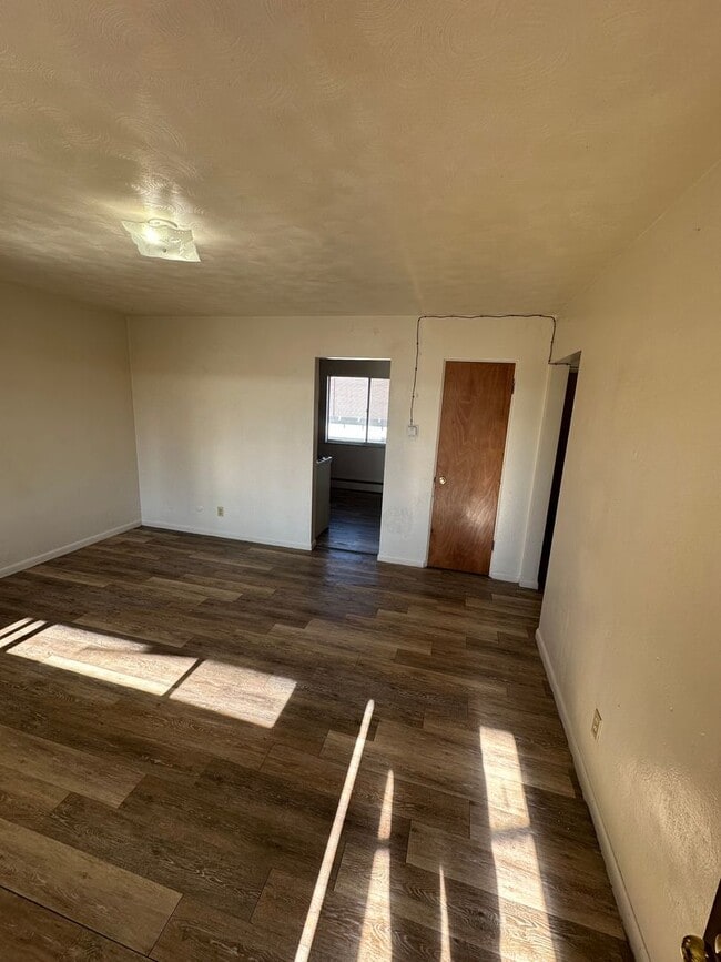 Building Photo - LE2012