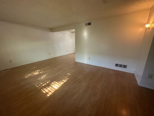 Building Photo - Three Bedroom Townhome Near River Access