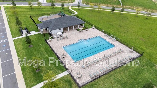 Building Photo - 12195 Stirrup Dr