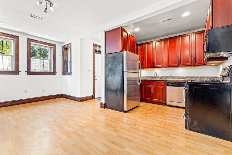 Kitchen and front bay windows - 39 New York Ave NW