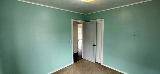 Building Photo - 122 Ginkgo St S