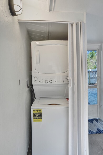 Building Photo - 920 NE 34th Ct