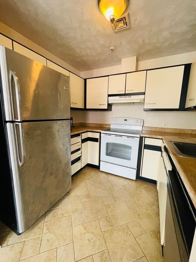 Building Photo - 1731 E Main St