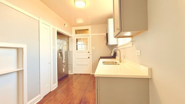 Building Photo - 10638 S Ave C