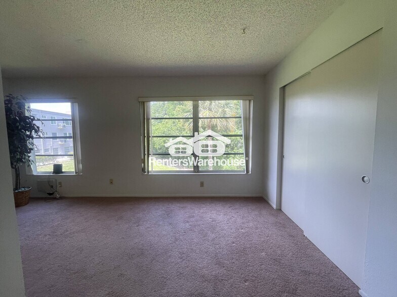 Building Photo - 2460 Persian Dr