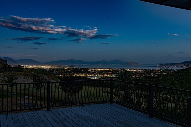 Building Photo - GORGEOUS Draper Home!