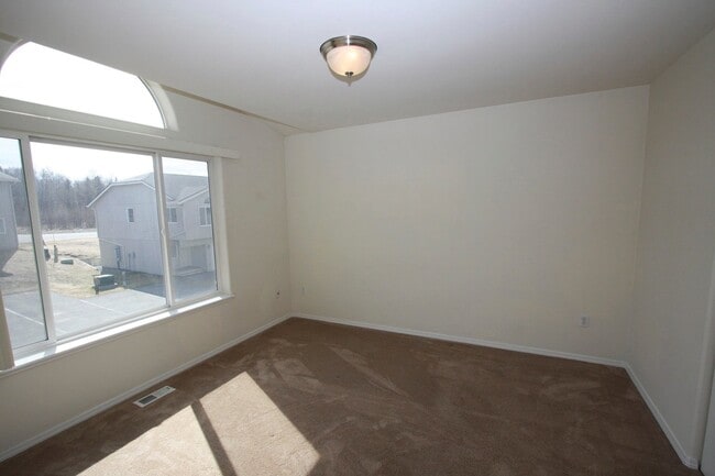 Building Photo - 4 Bedroom Wasilla Townhouse!