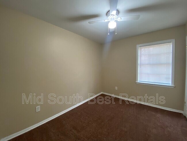 Building Photo - 3988 Oakshire St