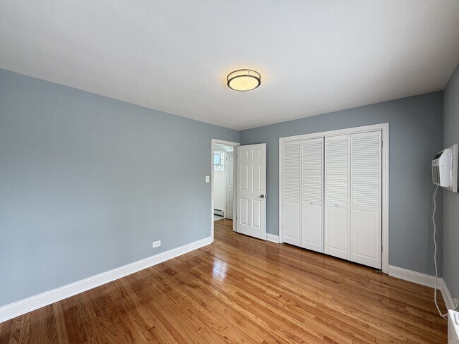 Building Photo - 2754 W North Shore Ave