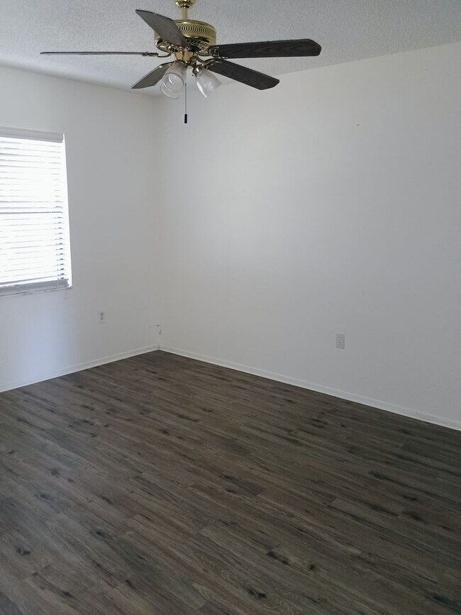 Building Photo - 3 bedroom 2 bathroom Pool House price redu...