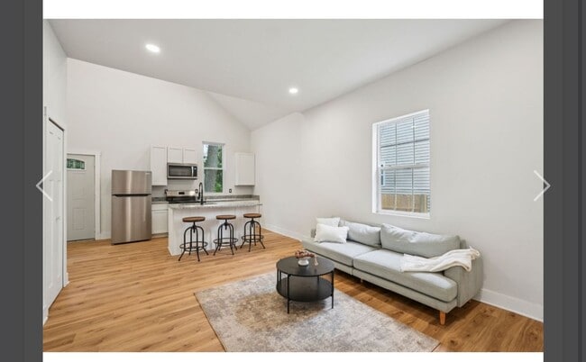 Building Photo - Spacious Three Bedroom Single Family Home ...