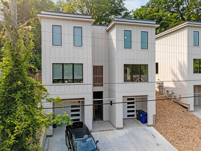 Building Photo - 402 Thompson St
