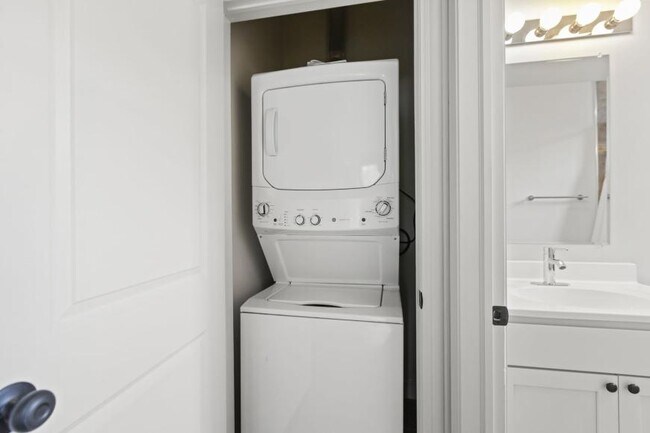 Building Photo - 1 bedroom in Chicago IL 60618