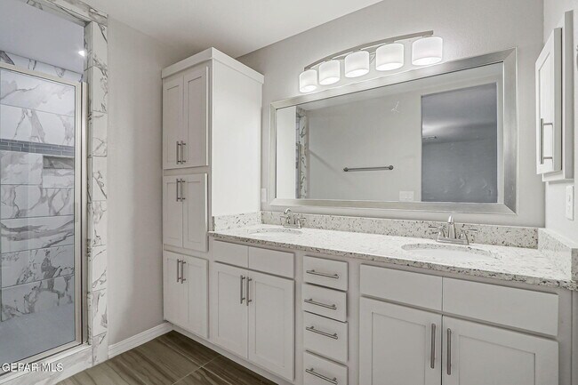 Building Photo - 261 Emerald Sun Dr