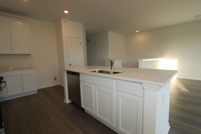 Building Photo - 466 Comstock Rd