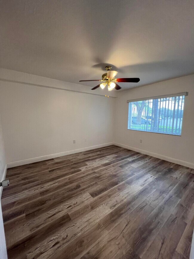 Building Photo - 191 SW Palm Dr