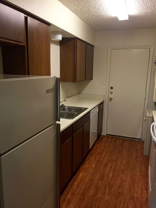 Building Photo - Spacious 2 Bedroom Apartment - Parking - N...