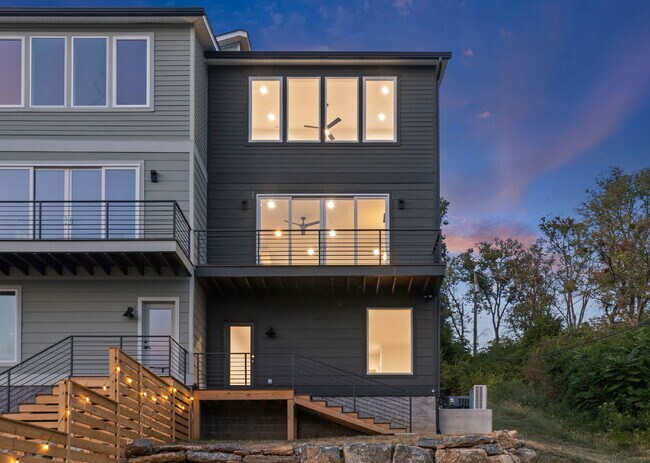 Building Photo - "Spacious 4-Bed, 4-Bath Gem in Nashville -...