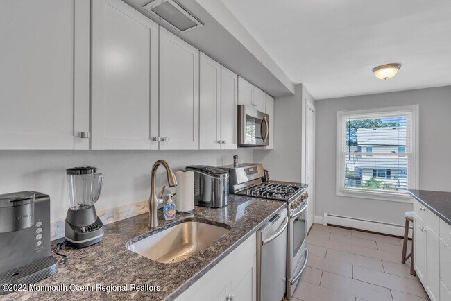 Building Photo - 1226 1/2 Briarwood Rd-