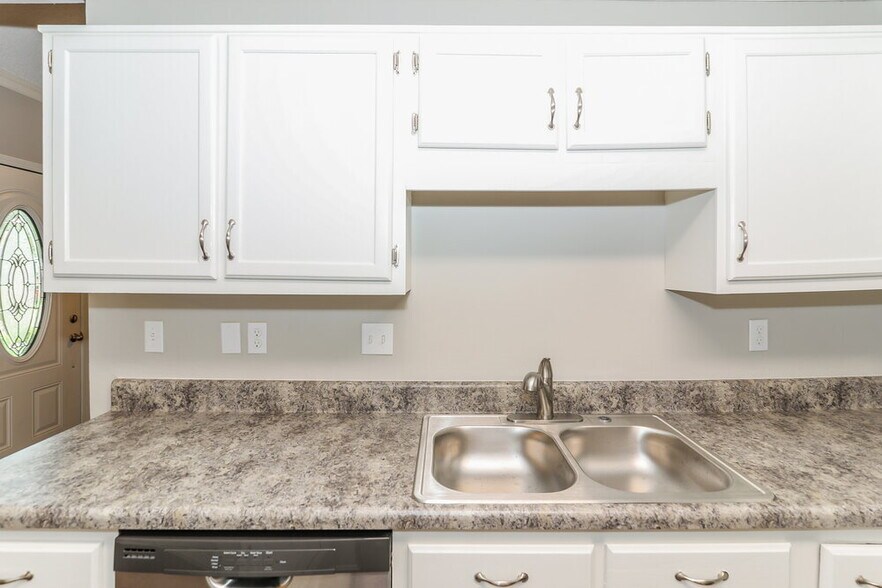 Building Photo - 5896 Pipers Green Ln