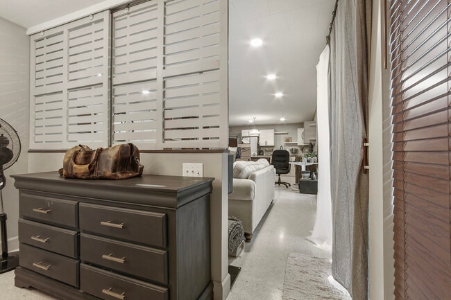 Building Photo - 215 Live Oak Ave E