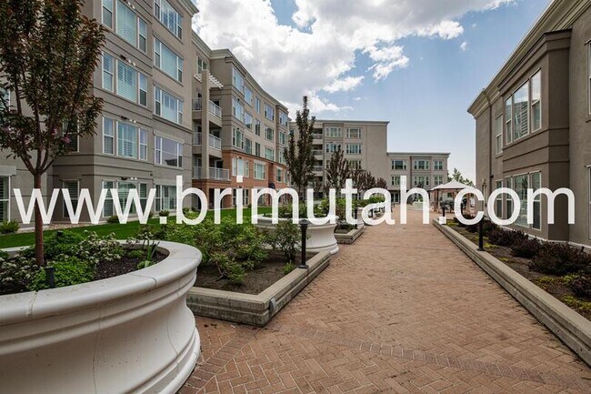 Building Photo - 3075 E Kennedy Dr