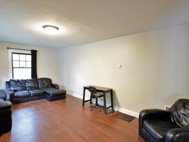 Building Photo - Three Bedroom One Bath