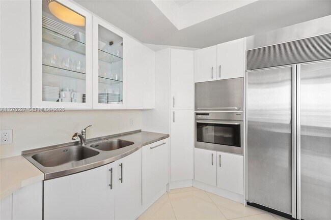 Building Photo - 100 South Pointe Dr